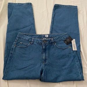 New with tag. Women’s size 12P Liz Claiborne denim jeans.